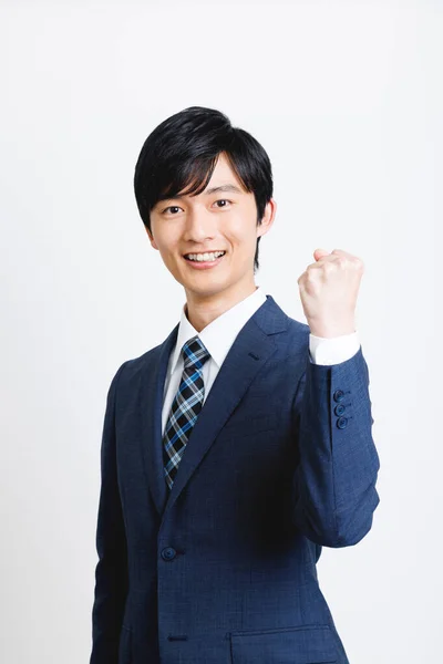 Junger Japaner Bürokleidung Zeigt Jubelnde Geste Auf Weißem Hintergrund — Stockfoto