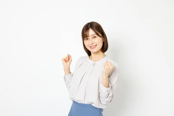 穿着办公室服装的年轻日本女人表现出欢呼的姿态 — 图库照片