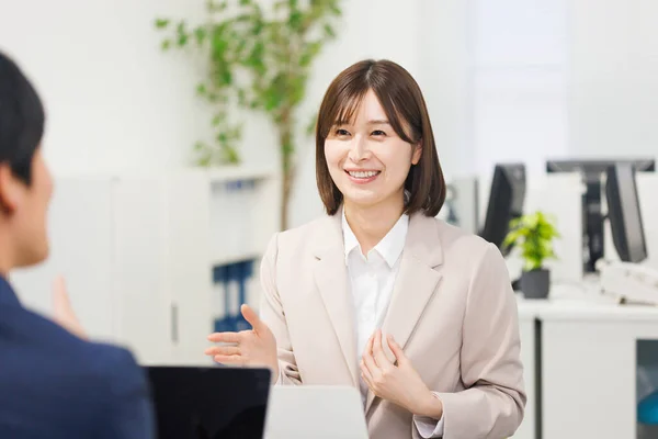 Giovane Imprenditore Giapponese Donna Affari Che Lavorano Insieme Ufficio Moderno — Foto Stock