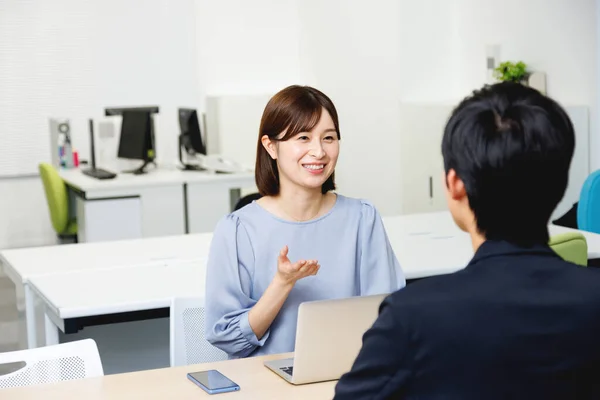 Młody Japoński Biznesmen Businesswoman Pracuje Razem Nowoczesnym Biurze — Zdjęcie stockowe