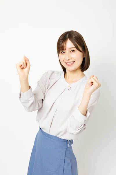 オフィスで若い日本人女性は 陽気なジェスチャーを示しています — ストック写真
