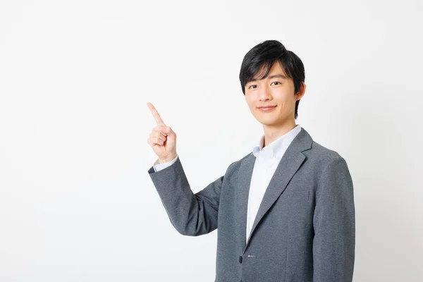 Junger Japanischer Geschäftsmann Bürokleidung Zeigt Richtungsweisende Geste — Stockfoto