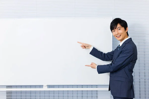 Fiatal Japán Férfi Táblára Mutatott — Stock Fotó