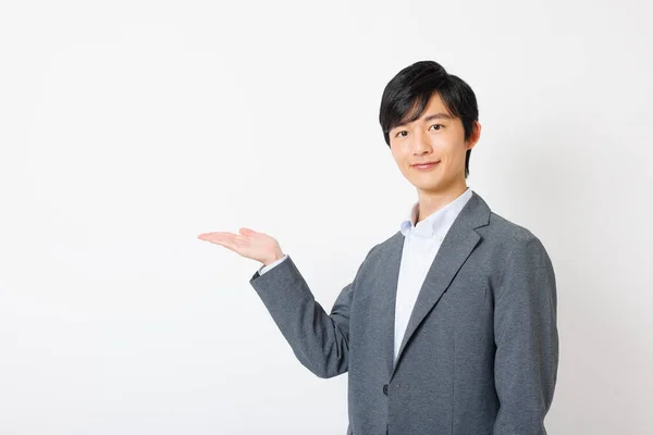 Porträt Eines Jungen Japaners Bürokleidung Mit Präsentationspose — Stockfoto