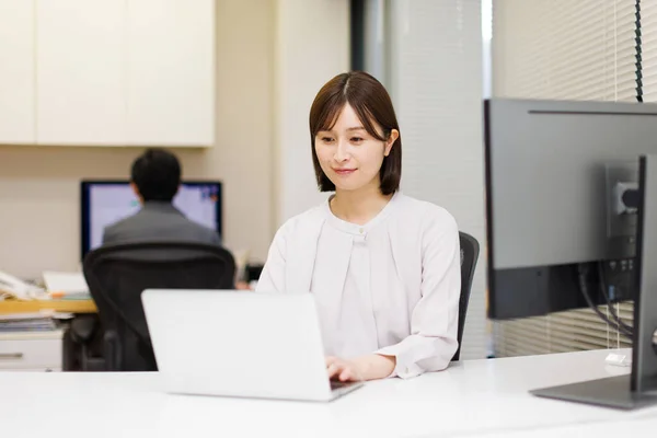 Porträt Einer Schönen Japanerin Die Modernen Büro Einem Laptop Arbeitet — Stockfoto
