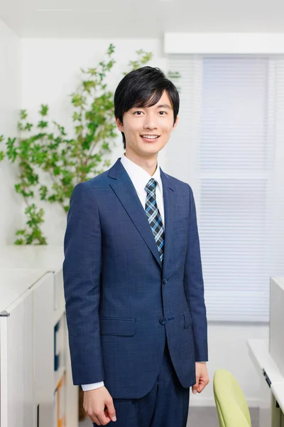 Joven Hombre Japonés Traje Oficina Trabajando Oficina Moderna —  Fotos de Stock