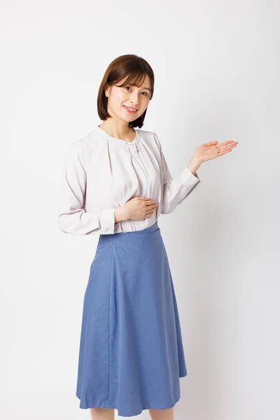 Jeune Femme Japonaise Tenue Bureau Montrant Quelque Chose Sur Fond — Photo