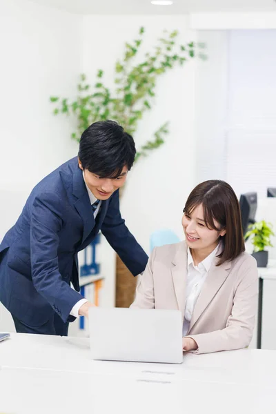 年轻的日本商人和女商人在现代办公室一起工作 — 图库照片