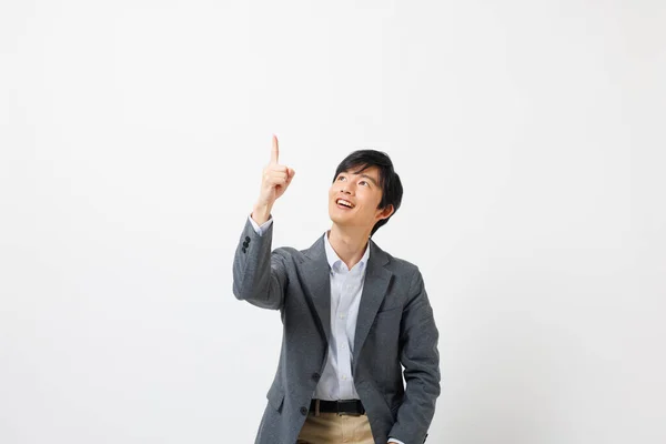 Joven Hombre Negocios Japonés Traje Oficina Mostrando Gesto Señalando — Foto de Stock