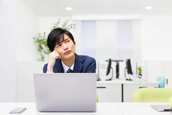 Portrét Přemýšlivého Japonského Podnikatele Kanceláři — Stock fotografie