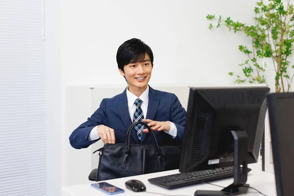 Snygg Japansk Affärsman Som Arbetar Datorn Det Moderna Kontoret — Stockfoto