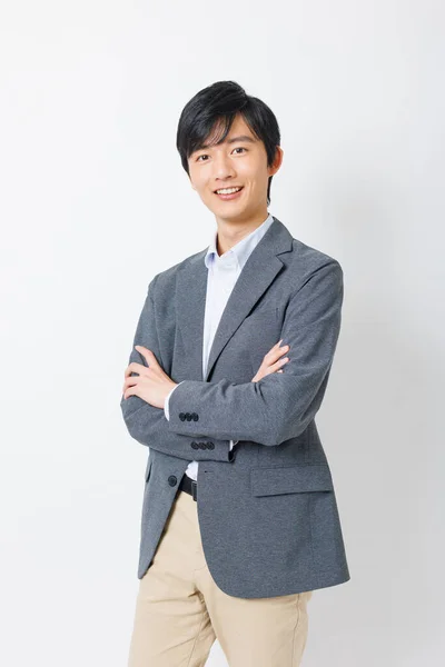 Ofisteki Genç Japon Adam Ayakta Kameraya Bakıyor — Stok fotoğraf