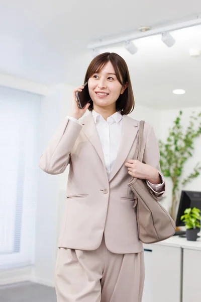 Giovane Donna Giapponese Abbigliamento Ufficio Parlando Telefono — Foto Stock