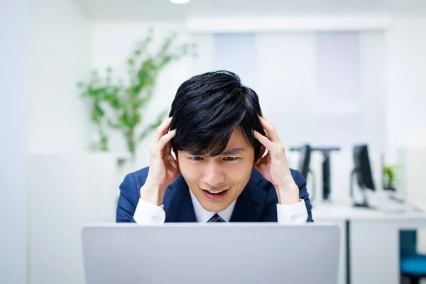 Mladý Japonský Podnikatel Pocit Frustrace Kanceláři — Stock fotografie