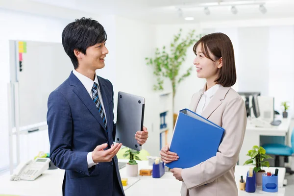 Jong Japans Zakenman Zakenvrouw Werken Samen Modern Kantoor — Stockfoto