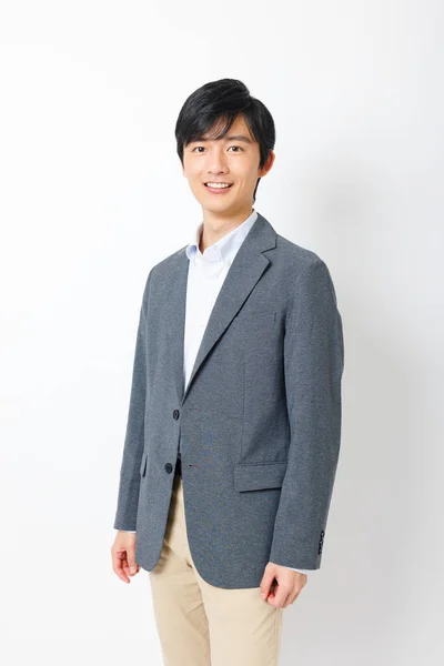 Ung Japansk Man Kontorskläder Stående Och Tittar Kameran — Stockfoto
