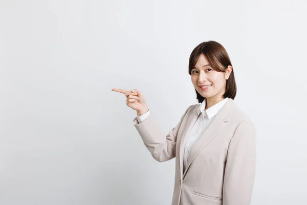 Ofisteki Genç Japon Kadını Jest Yapıyor — Stok fotoğraf