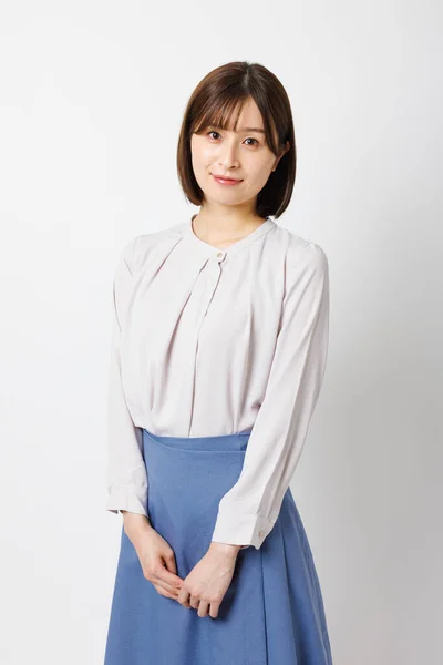 Jovem Mulher Japonesa Escritório Vestido Sorrindo Para Câmera — Fotografia de Stock