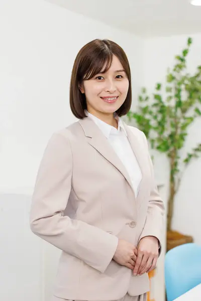 オフィスの若い日本人女性は カメラに立って笑顔 — ストック写真