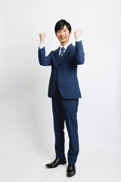 Молодой Японский Мужчина Офисной Одежде Показывает Приветливый Жест Белом Фоне — стоковое фото