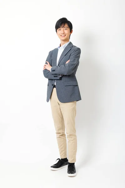 Молодой Японский Мужчина Офисной Одежде Стоит Смотрит Камеру — стоковое фото