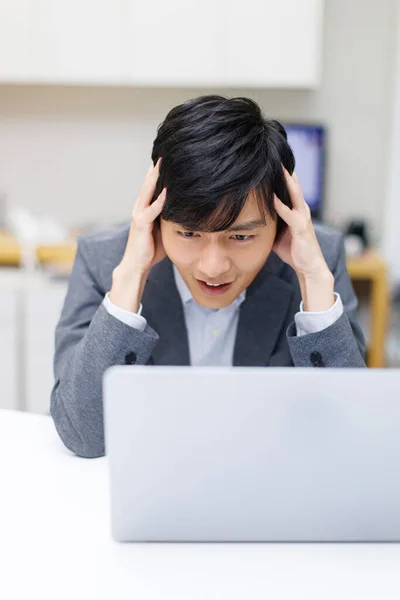 Mladý Japonský Podnikatel Pocit Frustrace Kanceláři — Stock fotografie