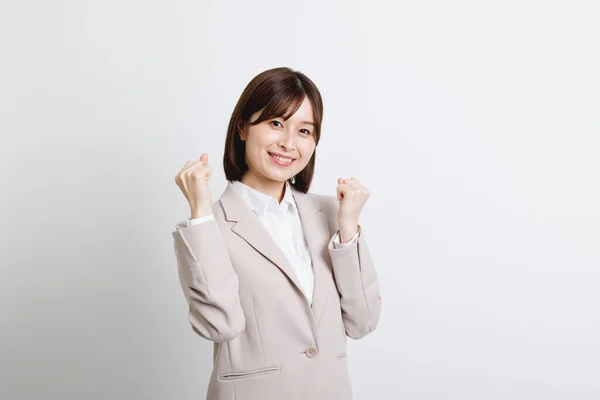 Ung Japansk Kvinna Kontorskläder Visar Jublande Gest — Stockfoto