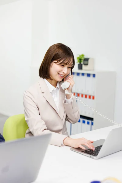 Ofisteki Genç Japon Kadın Telefonda Konuşuyor — Stok fotoğraf