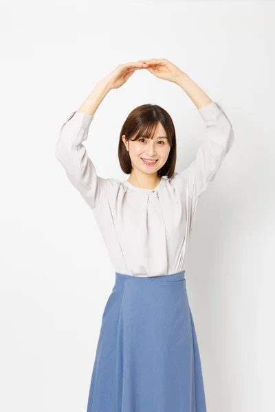 年轻的日本女人穿着办公室服装 的姿势 — 图库照片