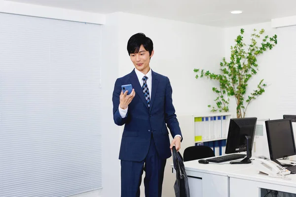 Joven Japonés Usando Teléfono Oficina —  Fotos de Stock