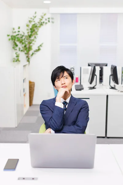 Πορτρέτο Του Στοχαστικού Ιάπωνα Επιχειρηματία Στο Γραφείο — Φωτογραφία Αρχείου