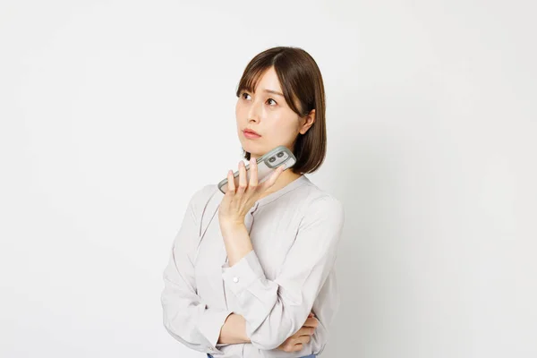 Ofiste Elinde Cep Telefonu Olan Japon Bir Kadının Portresi — Stok fotoğraf