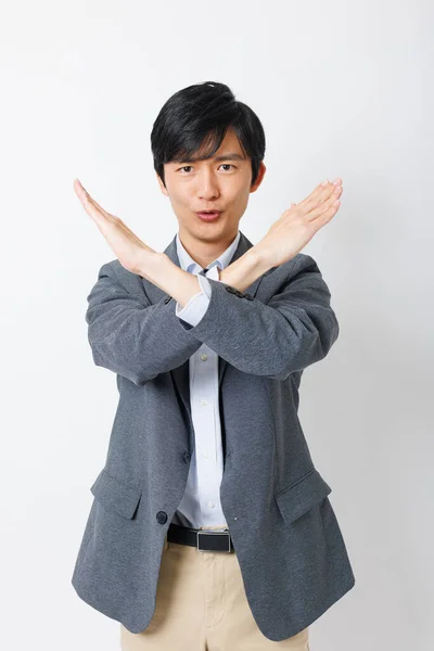 年轻的日本人穿着办公室服装摆出一副不做声的样子 — 图库照片