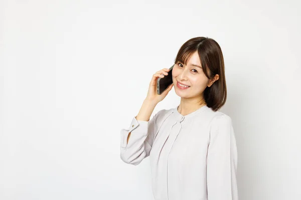 Ofisteki Genç Japon Kadın Telefonda Konuşuyor — Stok fotoğraf