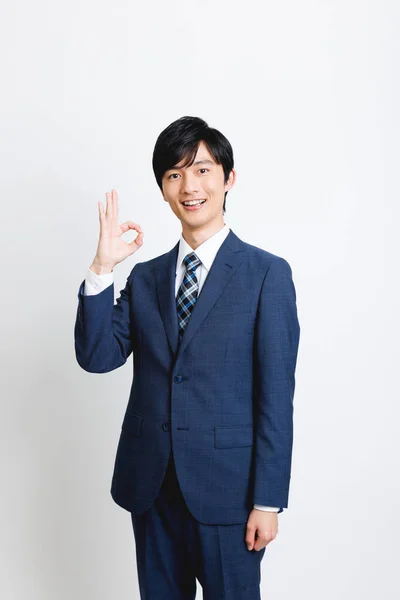 Νεαρός Ιάπωνας Ενδυμασία Στο Γραφείο Δείχνει Εντάξει Χειρονομία Χέρι — Φωτογραφία Αρχείου