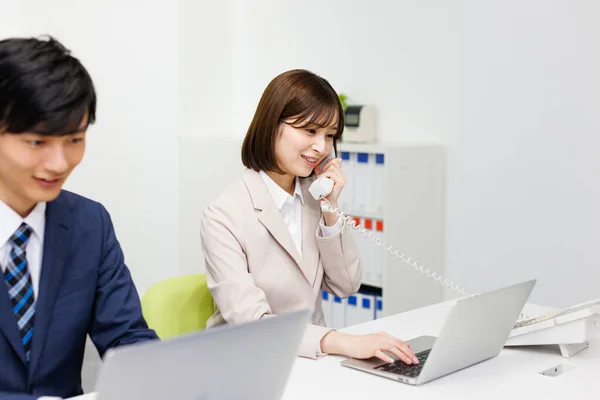 Junge Japanische Geschäftsfrau Und Geschäftsfrau Arbeiten Modernem Büro Zusammen — Stockfoto