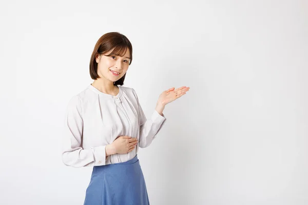 Jonge Japans Vrouw Kantoor Kleding Tonen Iets Witte Achtergrond — Stockfoto
