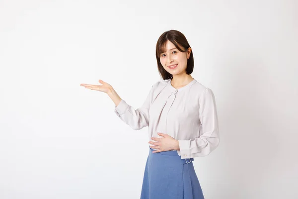 Junge Japanerin Bürokleidung Zeigt Etwas Auf Weißem Hintergrund — Stockfoto