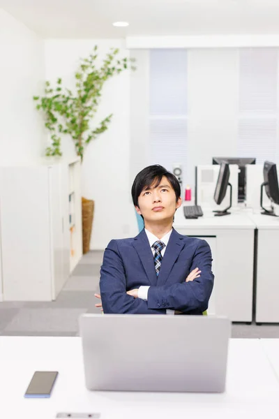 Όμορφος Ιάπωνας Επιχειρηματίας Που Εργάζεται Στον Υπολογιστή Στο Σύγχρονο Γραφείο — Φωτογραφία Αρχείου