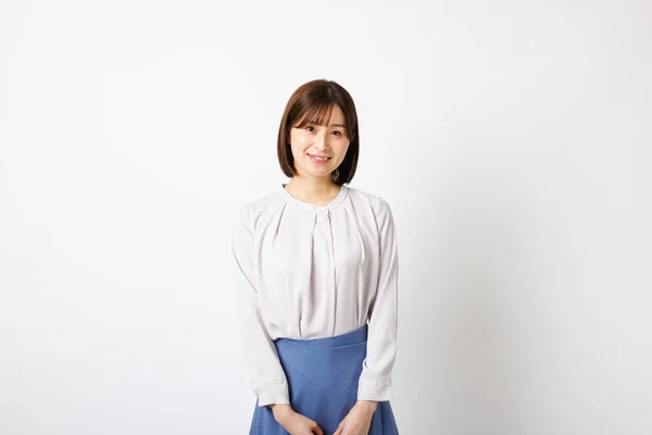 Junge Japanerin Bürokleidung Steht Und Lächelt Die Kamera — Stockfoto
