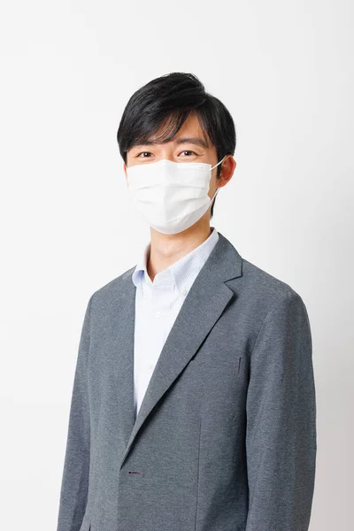 Portret Van Knappe Japanse Zakenman Met Gezichtsmasker — Stockfoto