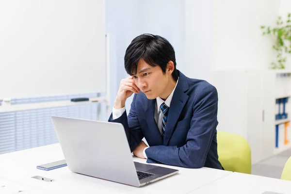 Όμορφος Ιάπωνας Επιχειρηματίας Που Εργάζεται Στον Υπολογιστή Στο Σύγχρονο Γραφείο — Φωτογραφία Αρχείου