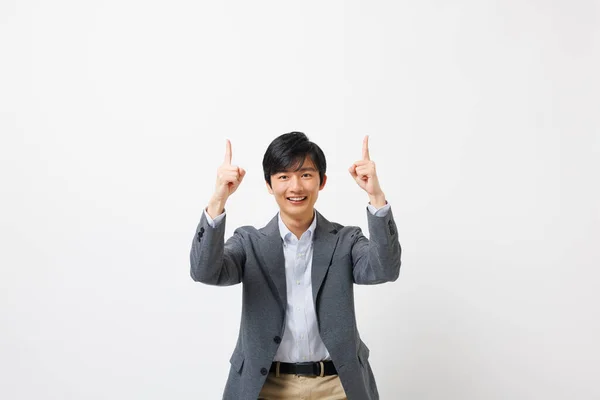 Ofisteki Genç Japon Adam Işaret Işareti Yapıyor — Stok fotoğraf
