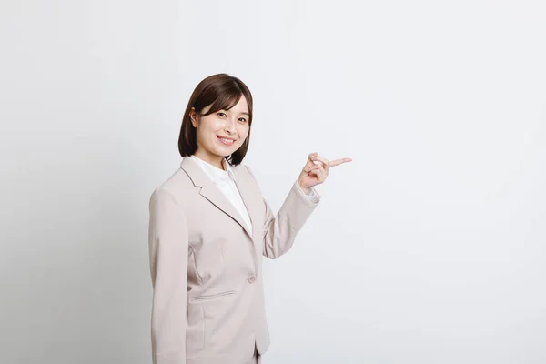 Joven Mujer Japonesa Traje Oficina Mostrando Gesto Señalando —  Fotos de Stock