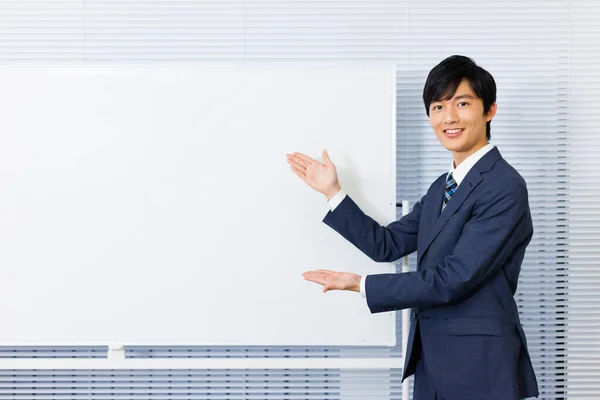 年轻的日本男人指着白板 — 图库照片