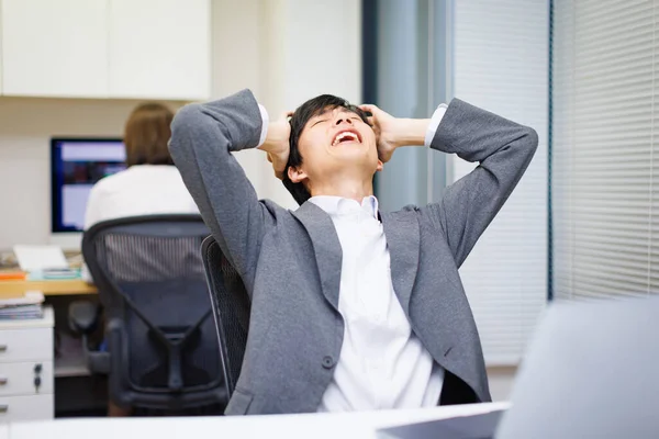 Ung Japansk Affärsman Känner Sig Frustrerad Kontoret — Stockfoto