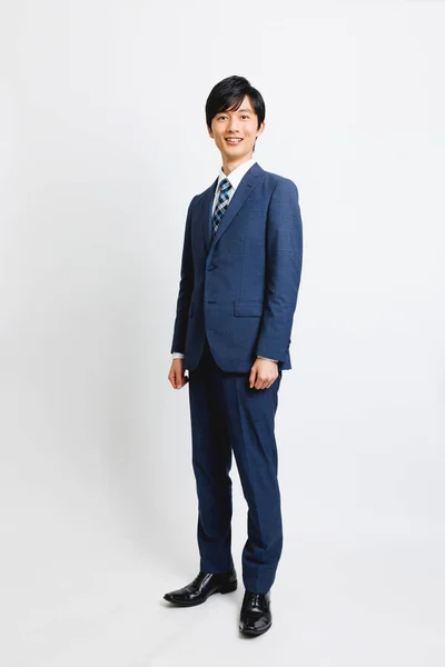 Νεαρός Ιάπωνας Στολή Γραφείου Στέκεται Και Κοιτάζει Την Κάμερα — Φωτογραφία Αρχείου