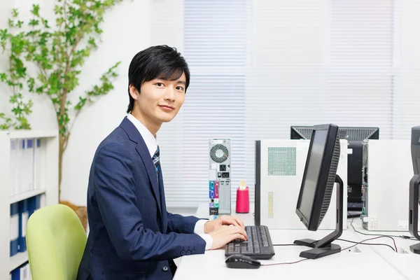 Bel Homme Affaires Japonais Travaillant Sur Ordinateur Dans Bureau Moderne — Photo