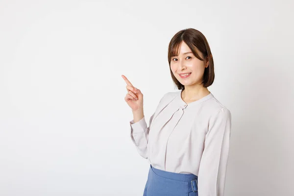 Молода Японська Жінка Офісному Вбранні Показує Жест — стокове фото