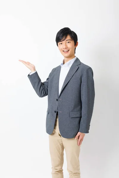 Portrait Jeune Homme Japonais Tenue Bureau Avec Pose Présentation — Photo